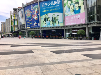 上海仲盛世界商城外广场基础图库0